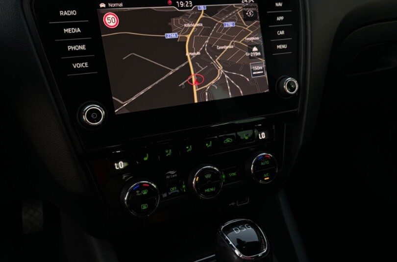 Škoda Octavia Combi 2.0TDi DSG Clever Edition *Led*Navi*Mode*