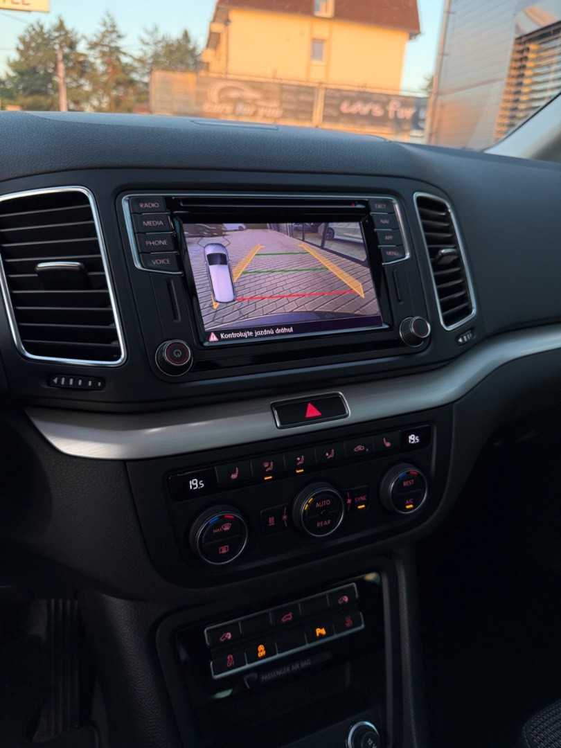 Volkswagen Sharan 2.0TDi DSG 7-MIESTNY Highline SK ŠPZ