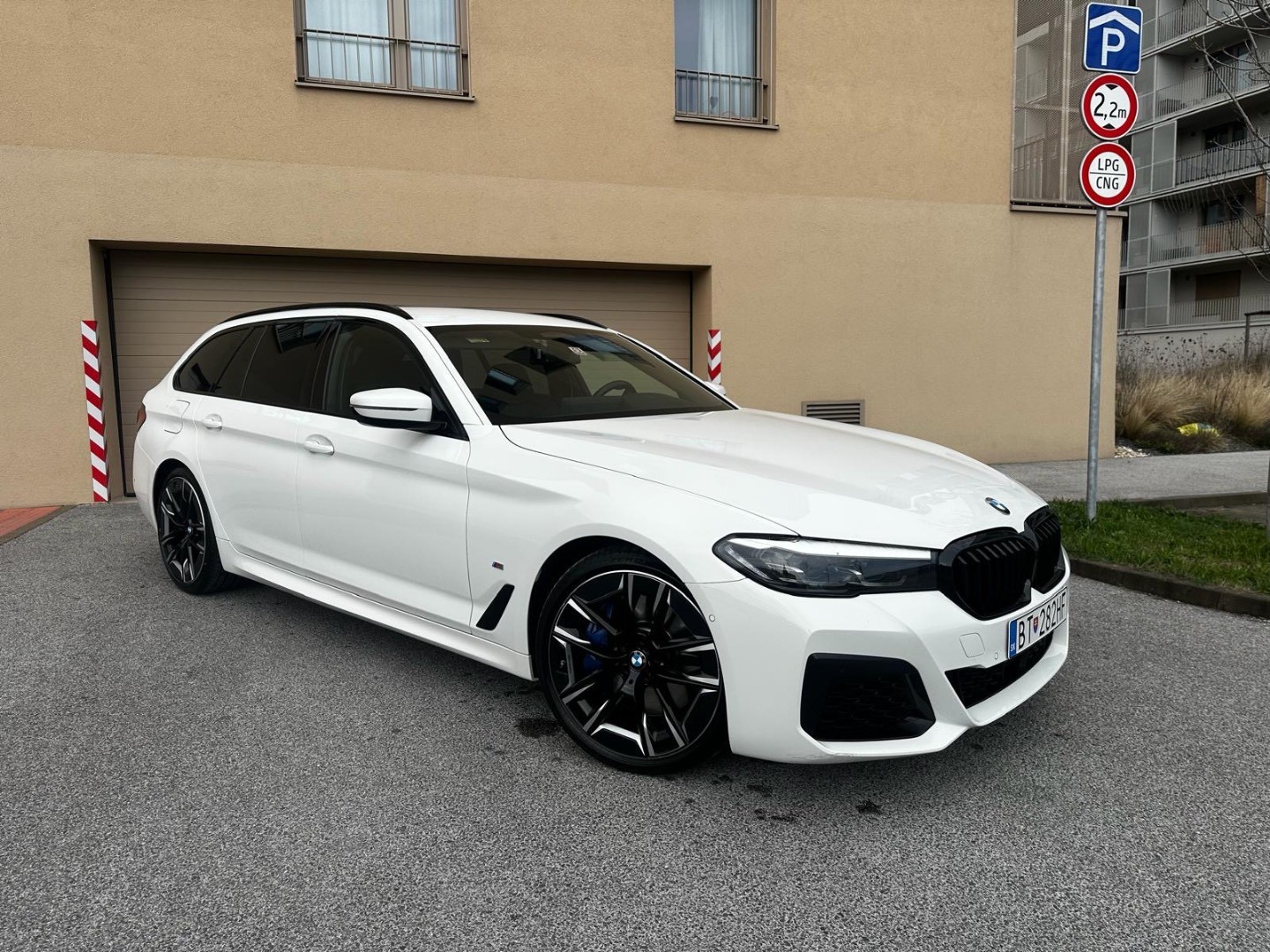 BMW Rad 5 Touring 530d  mHEV x-Drive A/T M-Sport M-sedadlá Edition SK ŠPZ