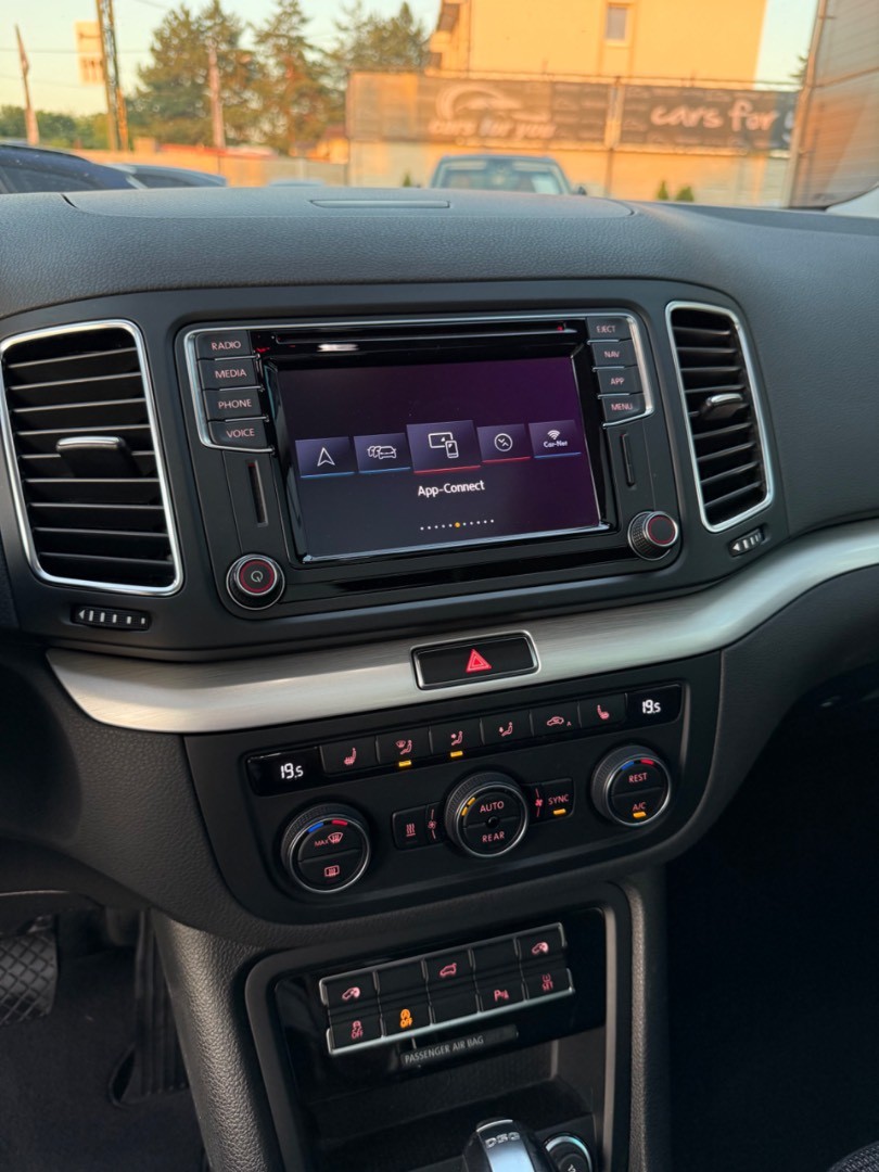 Volkswagen Sharan 2.0TDi DSG 7-MIESTNY Highline SK ŠPZ