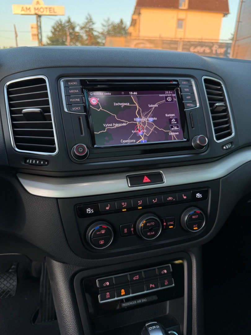 Volkswagen Sharan 2.0TDi DSG 7-MIESTNY Highline SK ŠPZ