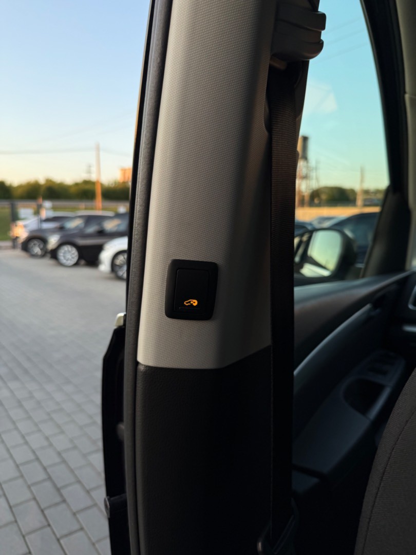 Volkswagen Sharan 2.0TDi DSG 7-MIESTNY Highline SK ŠPZ