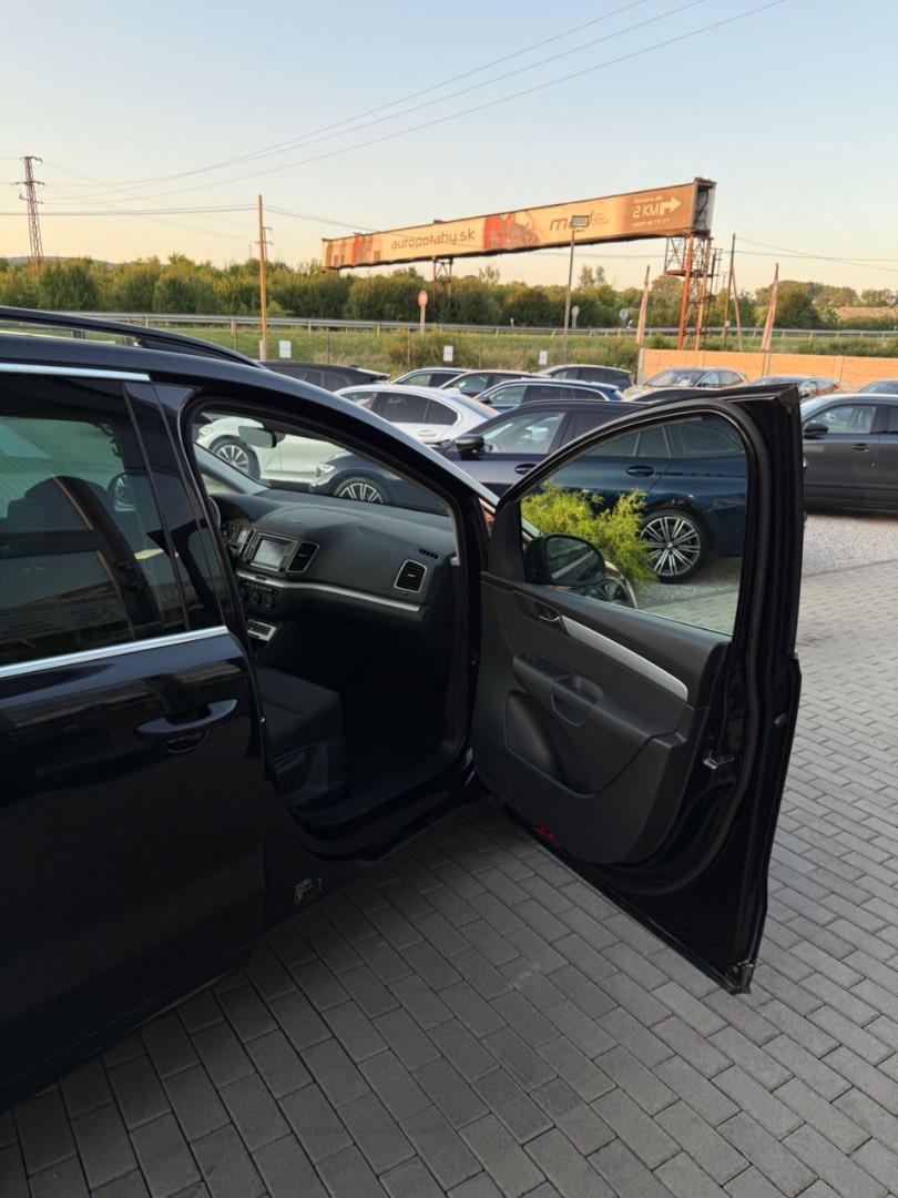 Volkswagen Sharan 2.0TDi DSG 7-MIESTNY Highline SK ŠPZ