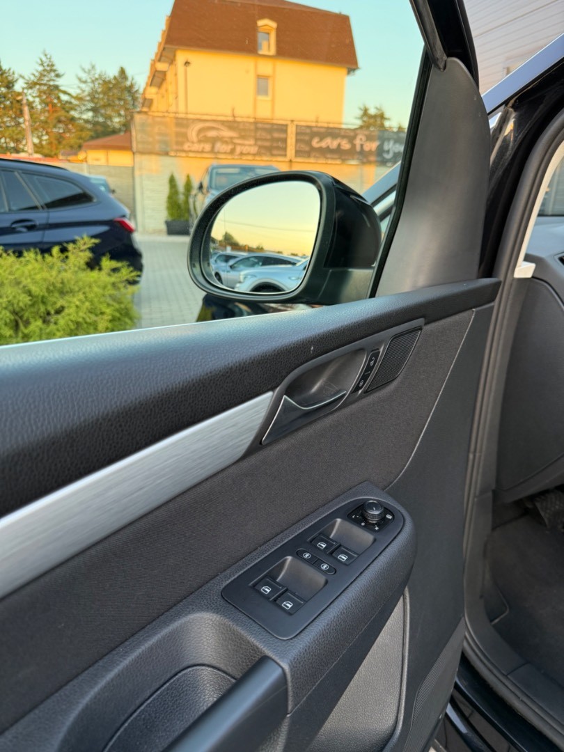 Volkswagen Sharan 2.0TDi DSG 7-MIESTNY Highline SK ŠPZ