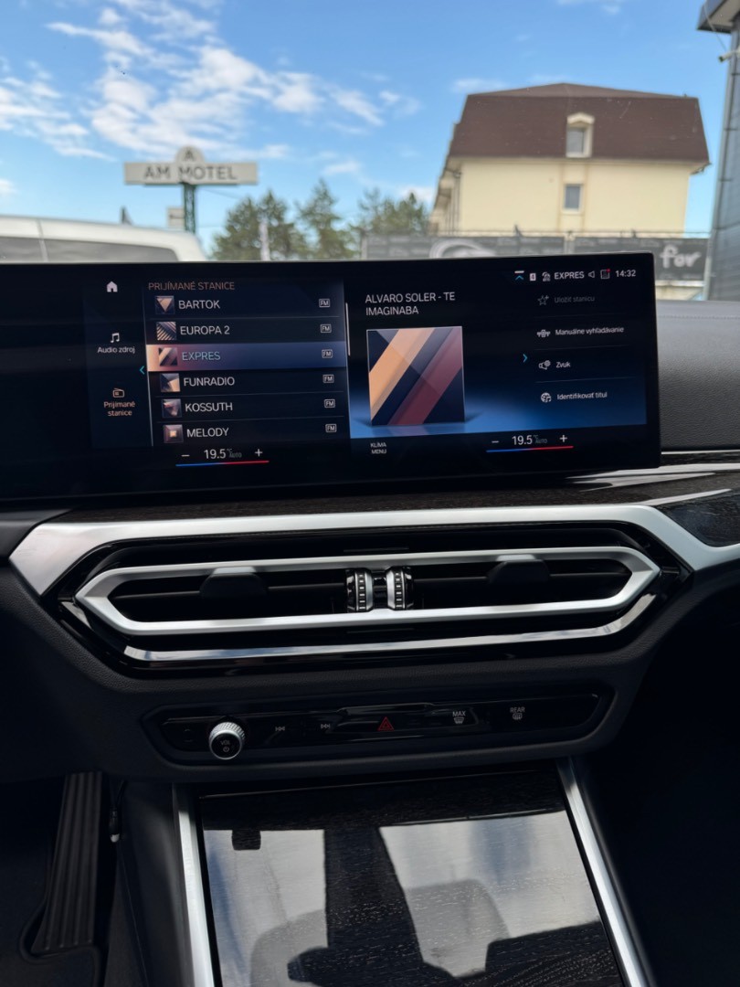 BMW Rad 3 Touring 320d  mHEV x-Drive A/T Luxury *ZÁRUKA*