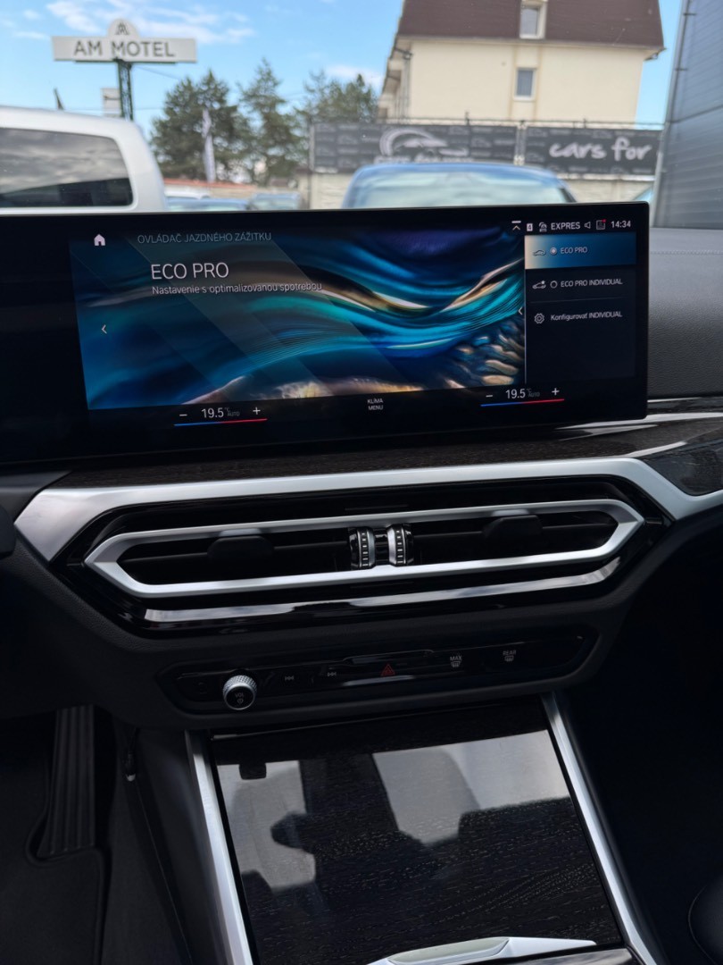 BMW Rad 3 Touring 320d  mHEV x-Drive A/T Luxury *ZÁRUKA*