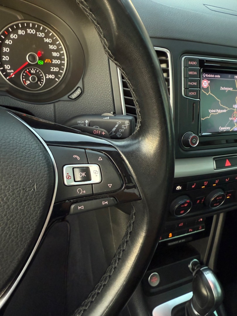 Volkswagen Sharan 2.0TDi DSG 7-MIESTNY Highline SK ŠPZ