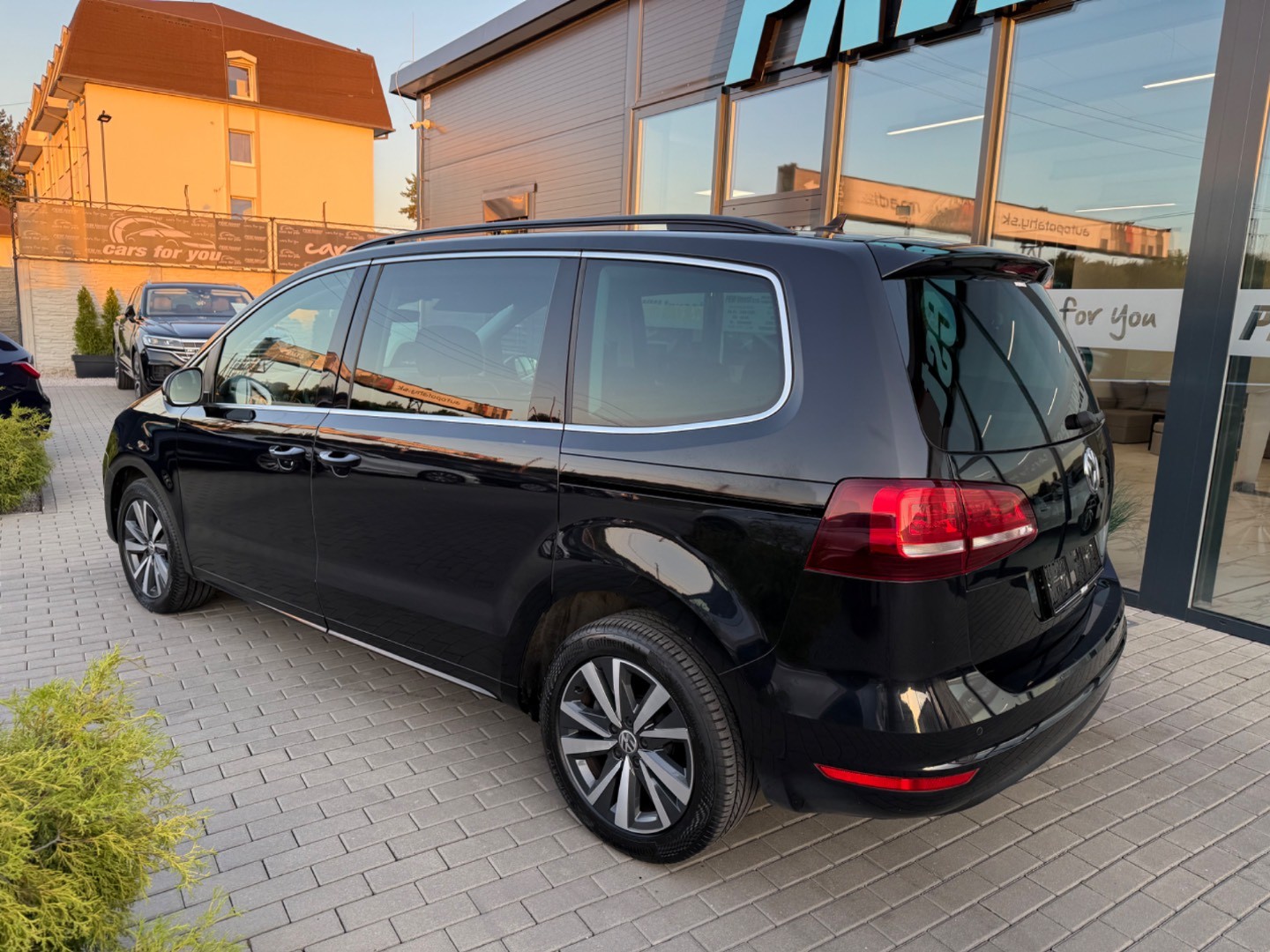 Volkswagen Sharan 2.0TDi DSG 7-MIESTNY Highline SK ŠPZ