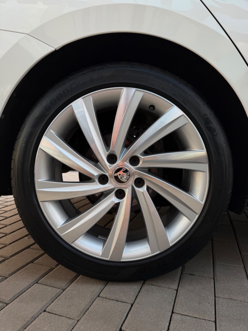 Škoda Octavia Combi 2.0TDi DSG Style FULL
