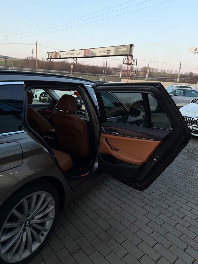 BMW Rad 5 Touring 530d  x-Drive A/T Luxury line *ŤAŽNÉ*