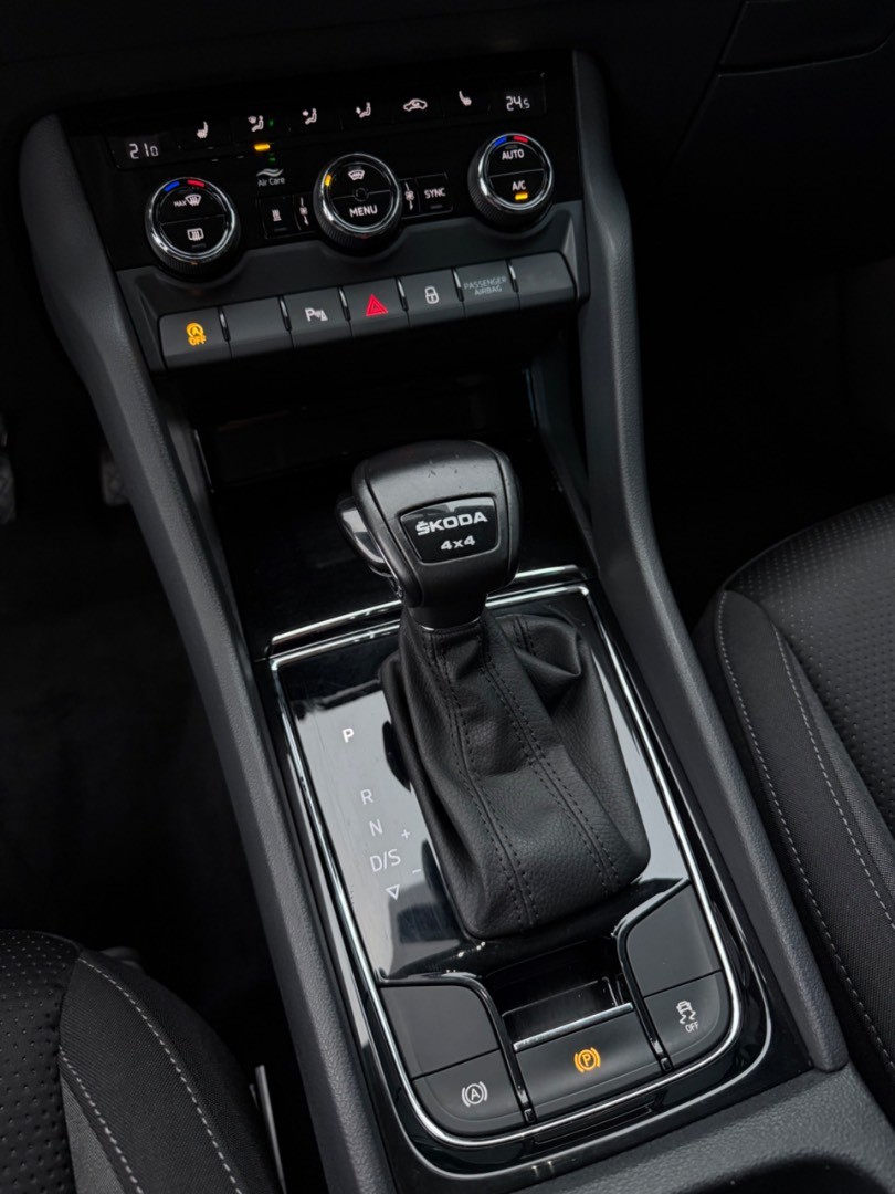 Škoda Karoq 2.0TDi DSG 4×4 TOUR Edition *VIRTUAL*ŤAŽNÉ*WEBASTO*