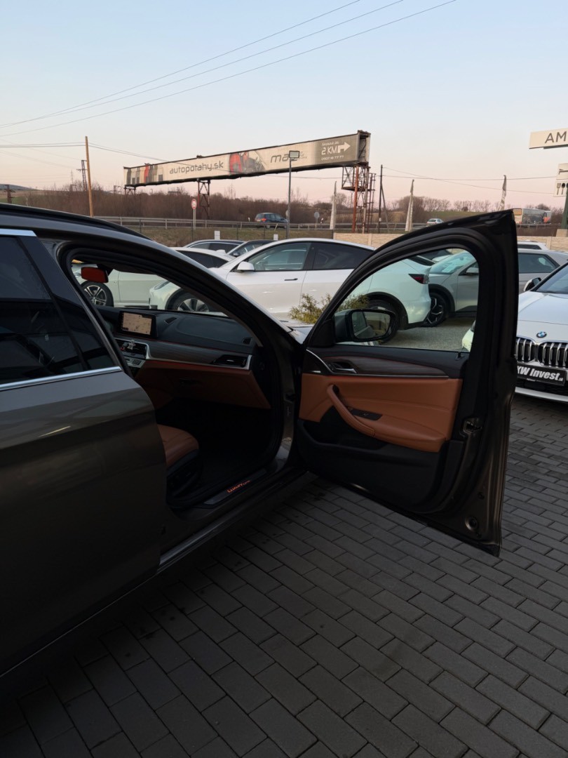 BMW Rad 5 Touring 530d  x-Drive A/T Luxury line *ŤAŽNÉ*