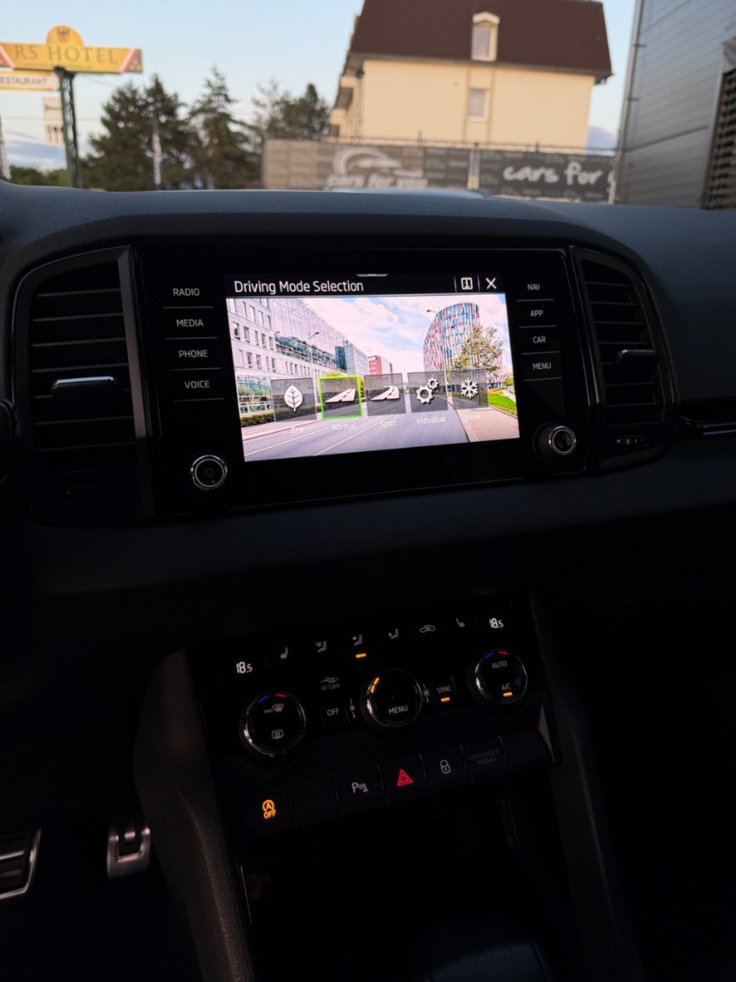 Škoda Karoq 2.0TDi DSG 4×4 Sportline ŤAŽNÉ-KAMERA-VIRTUAL