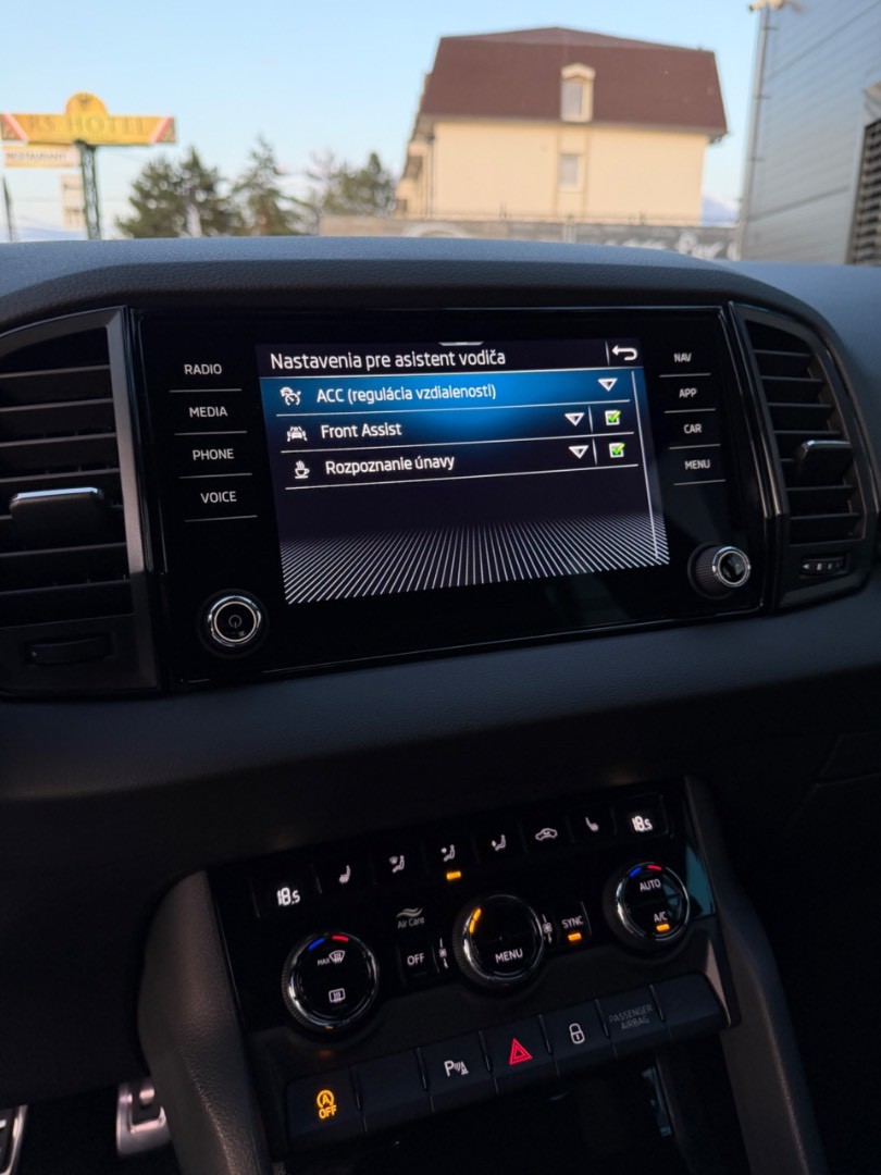 Škoda Karoq 2.0TDi DSG 4×4 Sportline ŤAŽNÉ-KAMERA-VIRTUAL