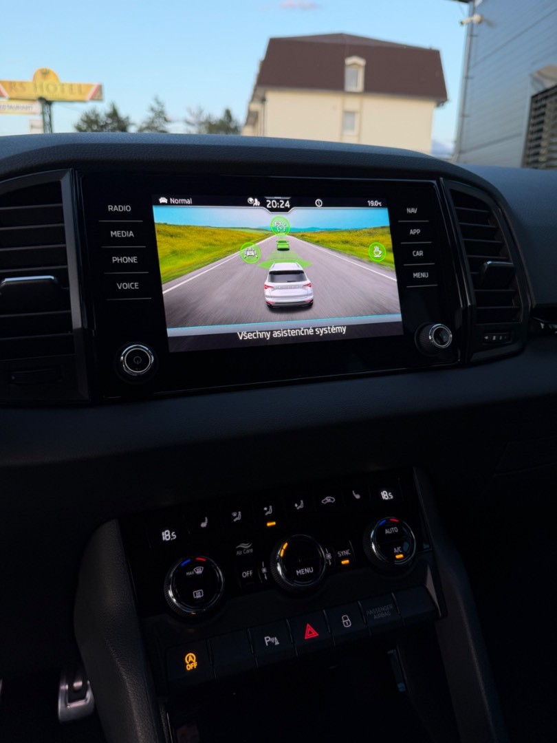 Škoda Karoq 2.0TDi DSG 4×4 Sportline ŤAŽNÉ-KAMERA-VIRTUAL