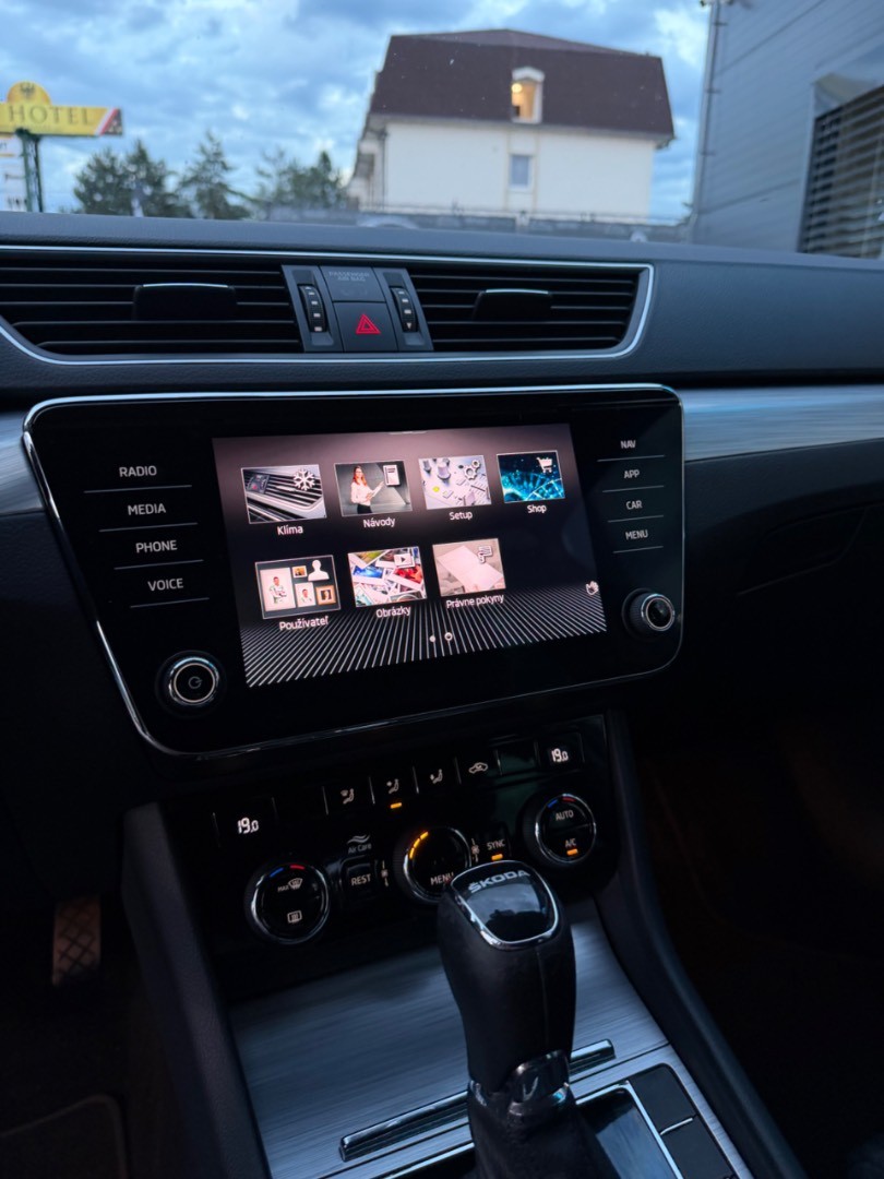 Škoda Superb Combi 2.0TDi DSG Style VIRTUAL-KAMERA