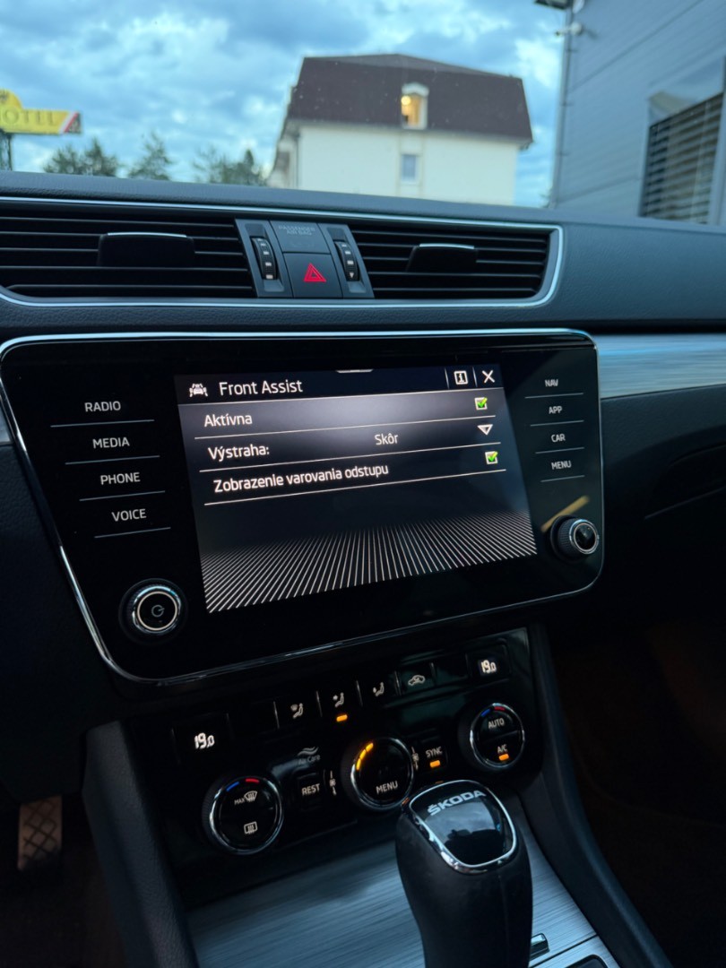 Škoda Superb Combi 2.0TDi DSG Style VIRTUAL-KAMERA