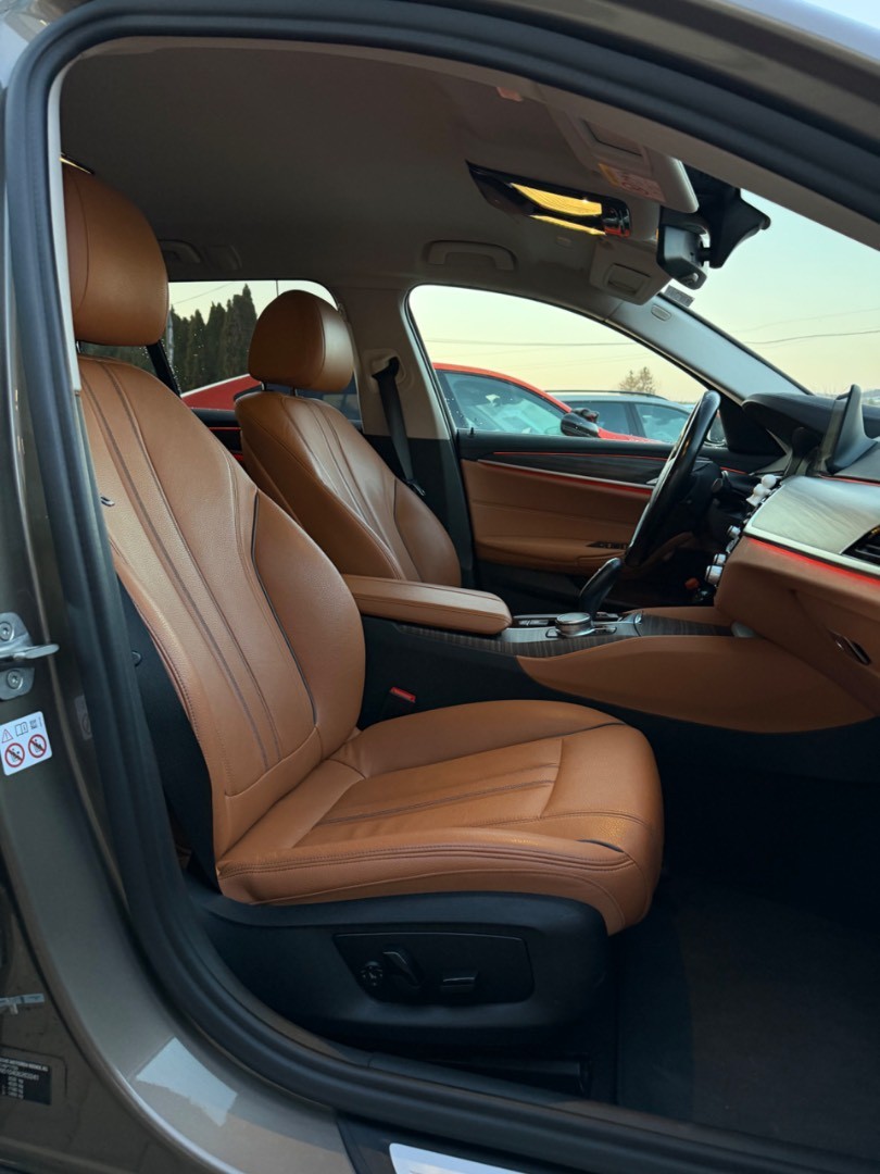 BMW Rad 5 Touring 530d  x-Drive A/T Luxury line *ŤAŽNÉ*