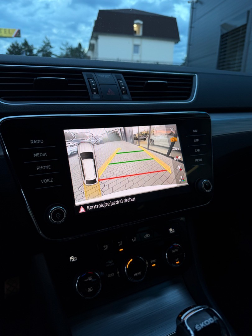 Škoda Superb Combi 2.0TDi DSG Style VIRTUAL-KAMERA