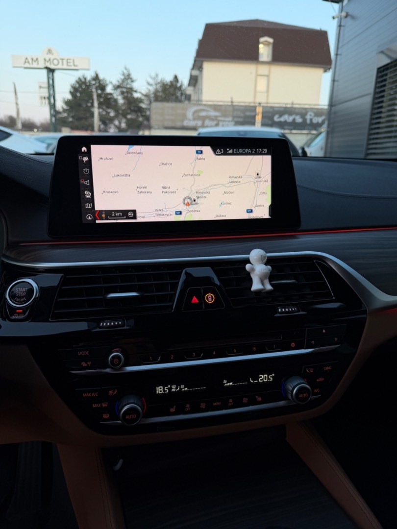 BMW Rad 5 Touring 530d  x-Drive A/T Luxury line *ŤAŽNÉ*