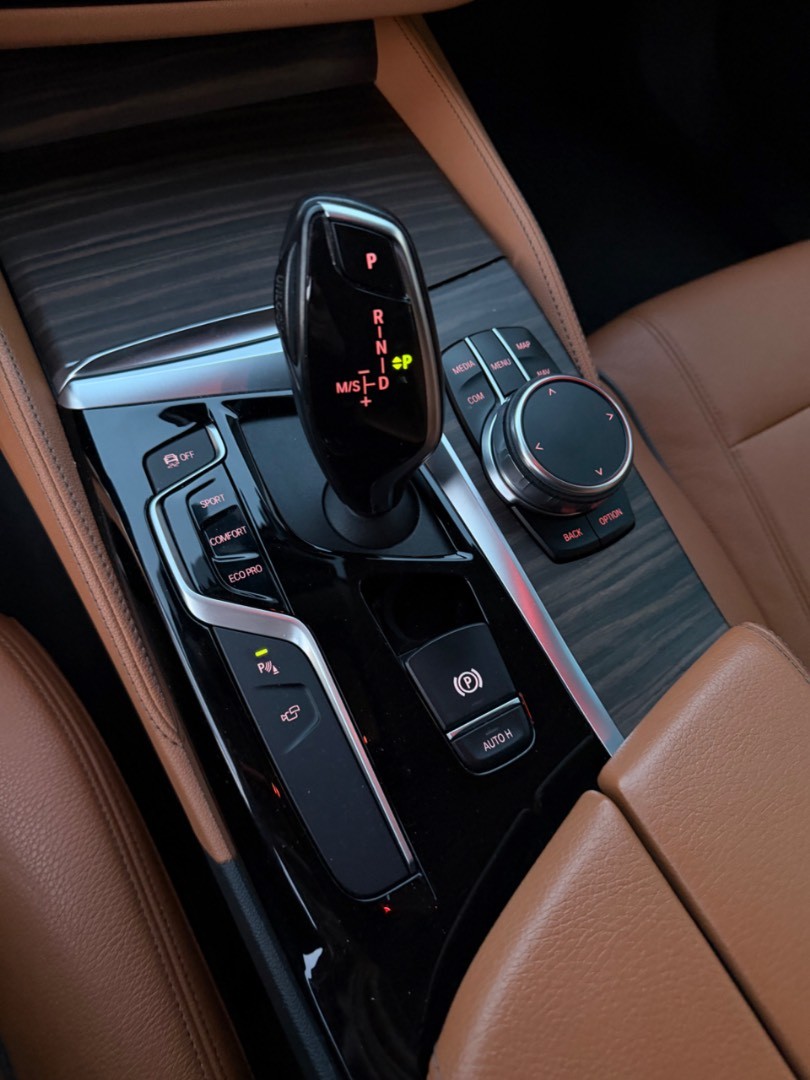 BMW Rad 5 Touring 530d  x-Drive A/T Luxury line *ŤAŽNÉ*