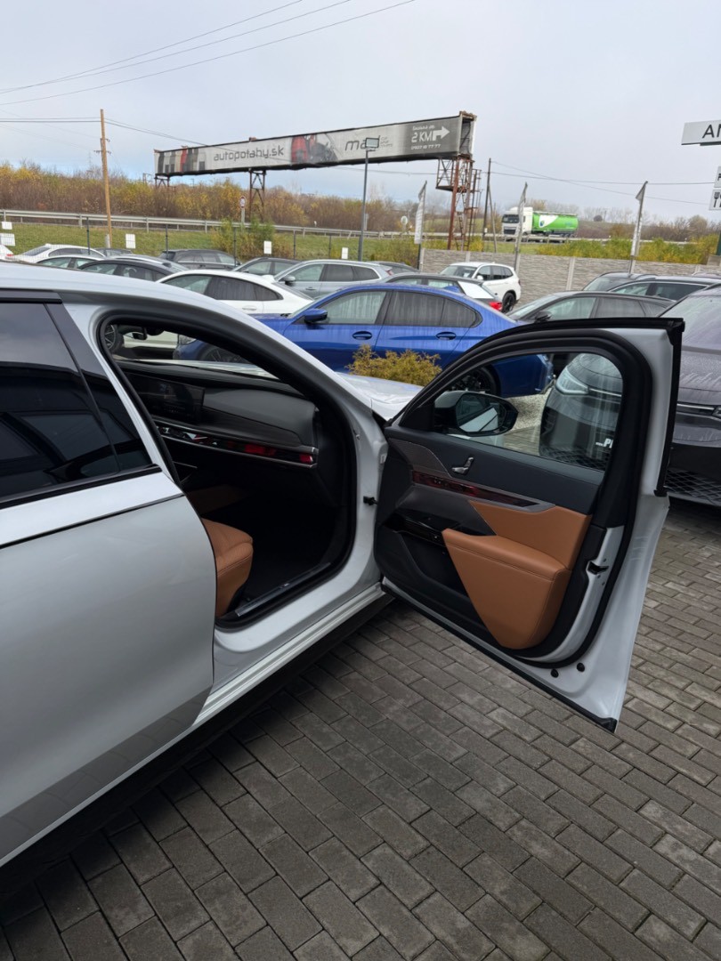 BMW Rad 7 740d mHEV x-Drive A/T Individual Edition SK ŠPZ