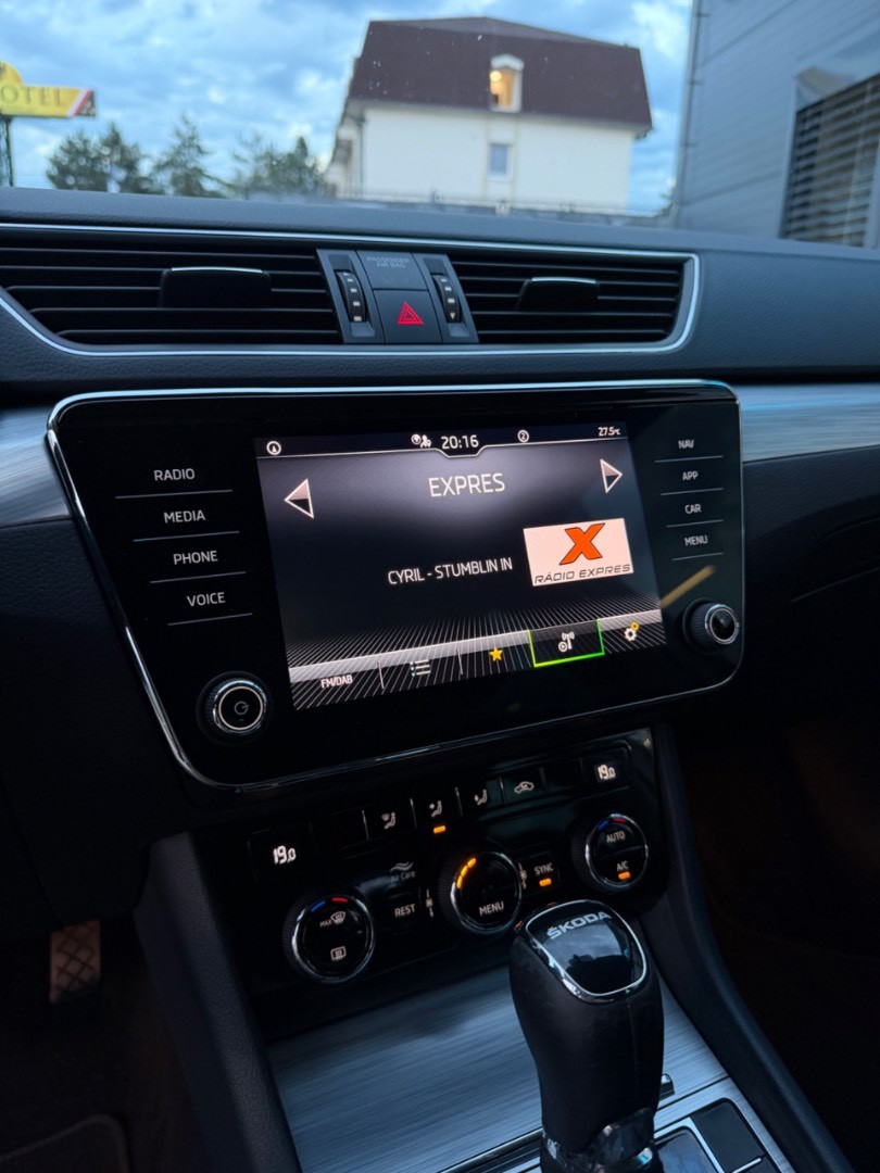 Škoda Superb Combi 2.0TDi DSG Style VIRTUAL-KAMERA
